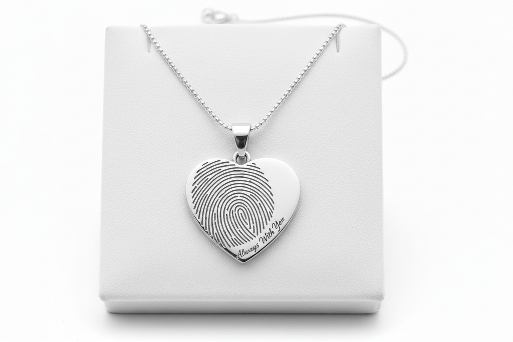 Collier Elia sur présentoir blanc